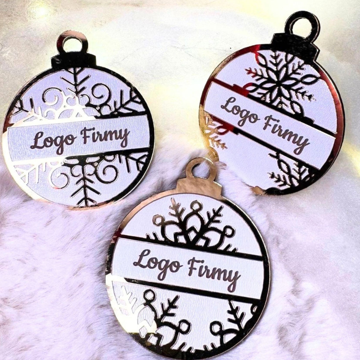 Złoto-biała bombka z LOGO firmy ZŁOTA plexi, elegancki prezent firmowy