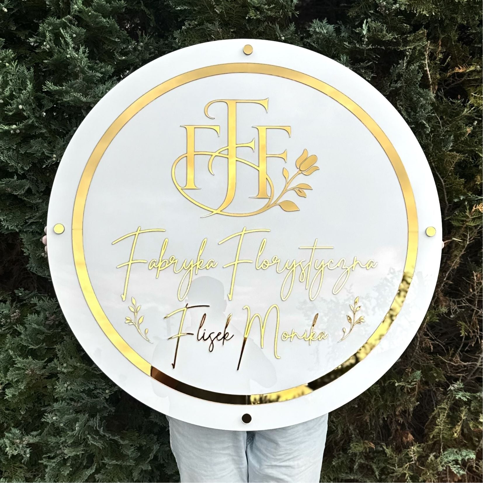 Logo na Ścianę z Plexi 80 × 80 cm – Personalizowane z Dystansami