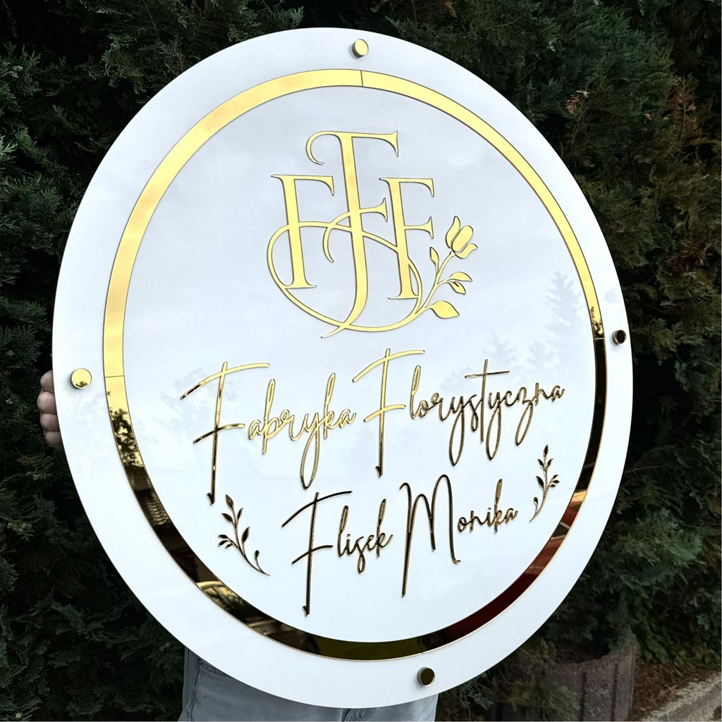 Logo na Ścianę z Plexi 80 × 80 cm – Personalizowane z Dystansami