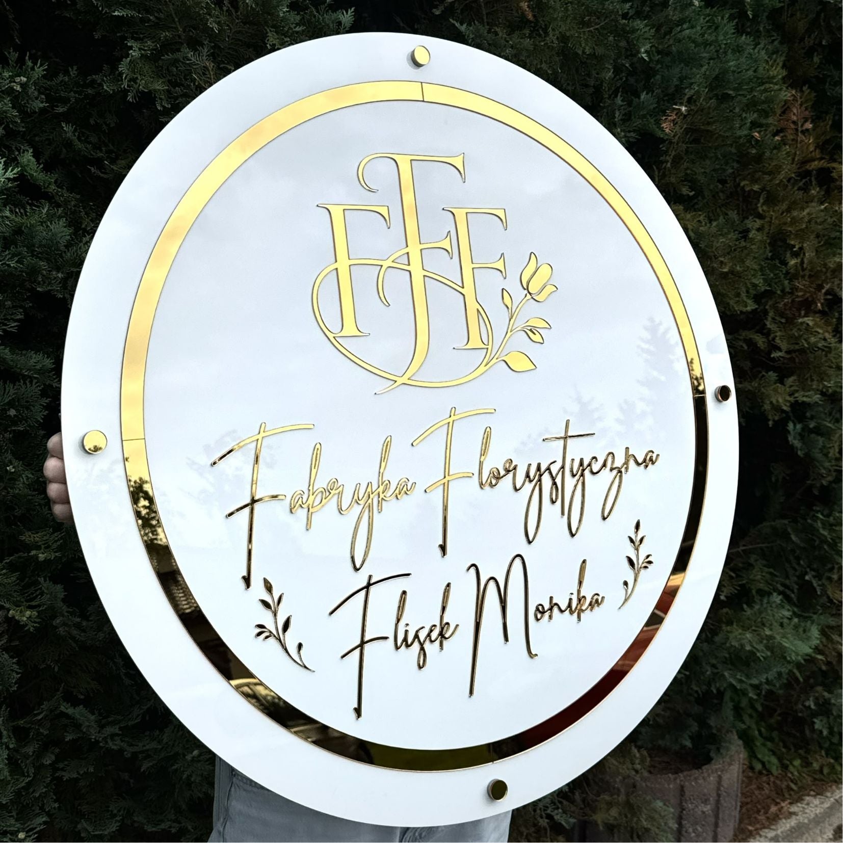 Logo na Ścianę z Plexi 80 × 80 cm – Personalizowane z Dystansami