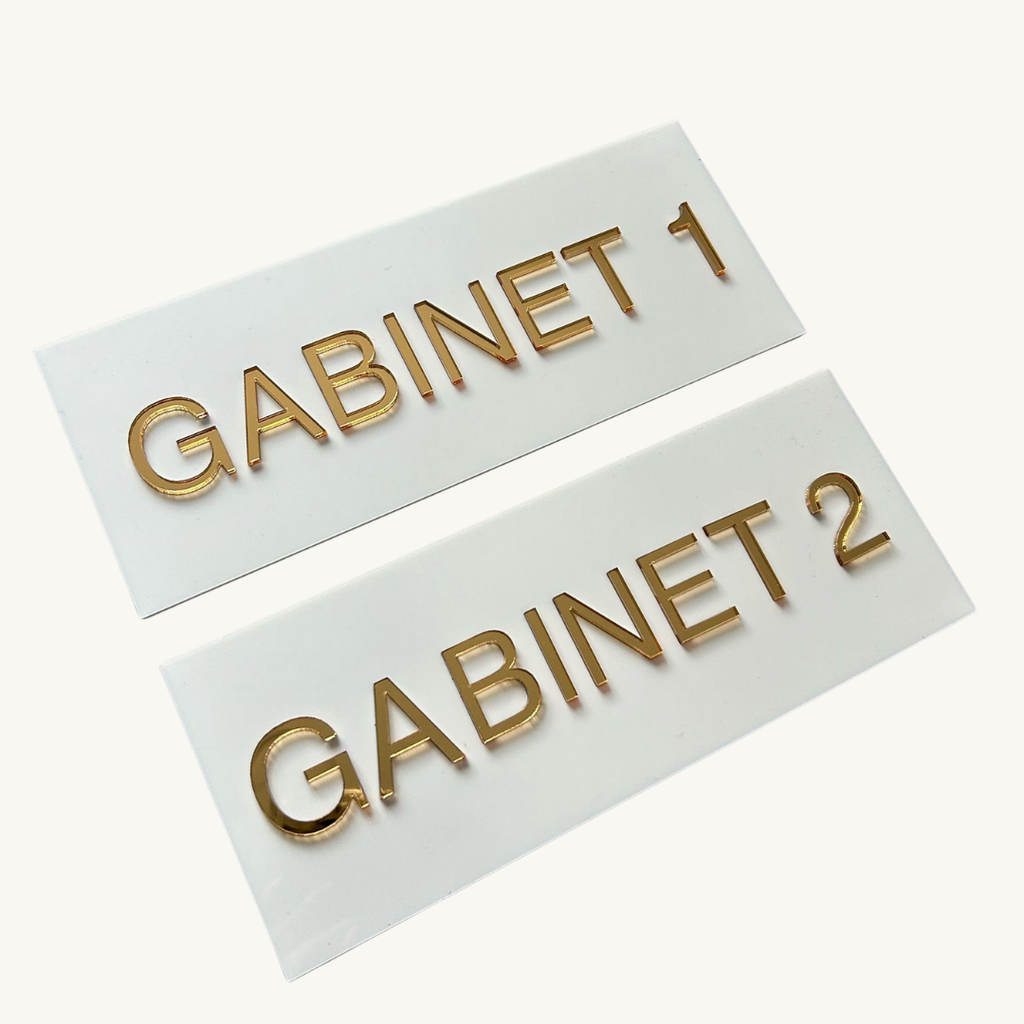Tabliczka na drzwi GABINET – plexi biało-złota 25x10 cm