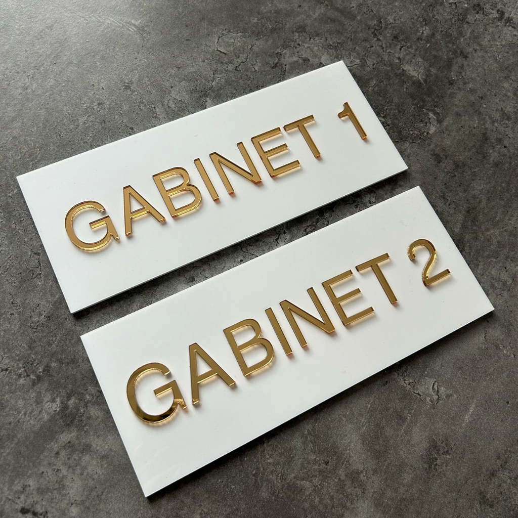 Tabliczka na drzwi GABINET – plexi biało-złota 25x10 cm