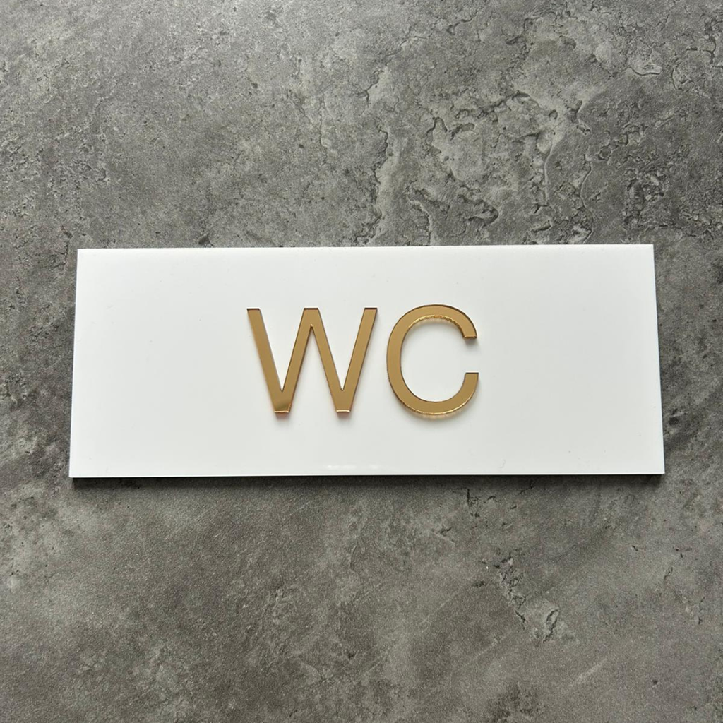 Tabliczka na drzwi WC – plexi biało-złota 25x10 cm