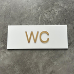 Tabliczka na drzwi WC – plexi biało-złota 25x10 cm