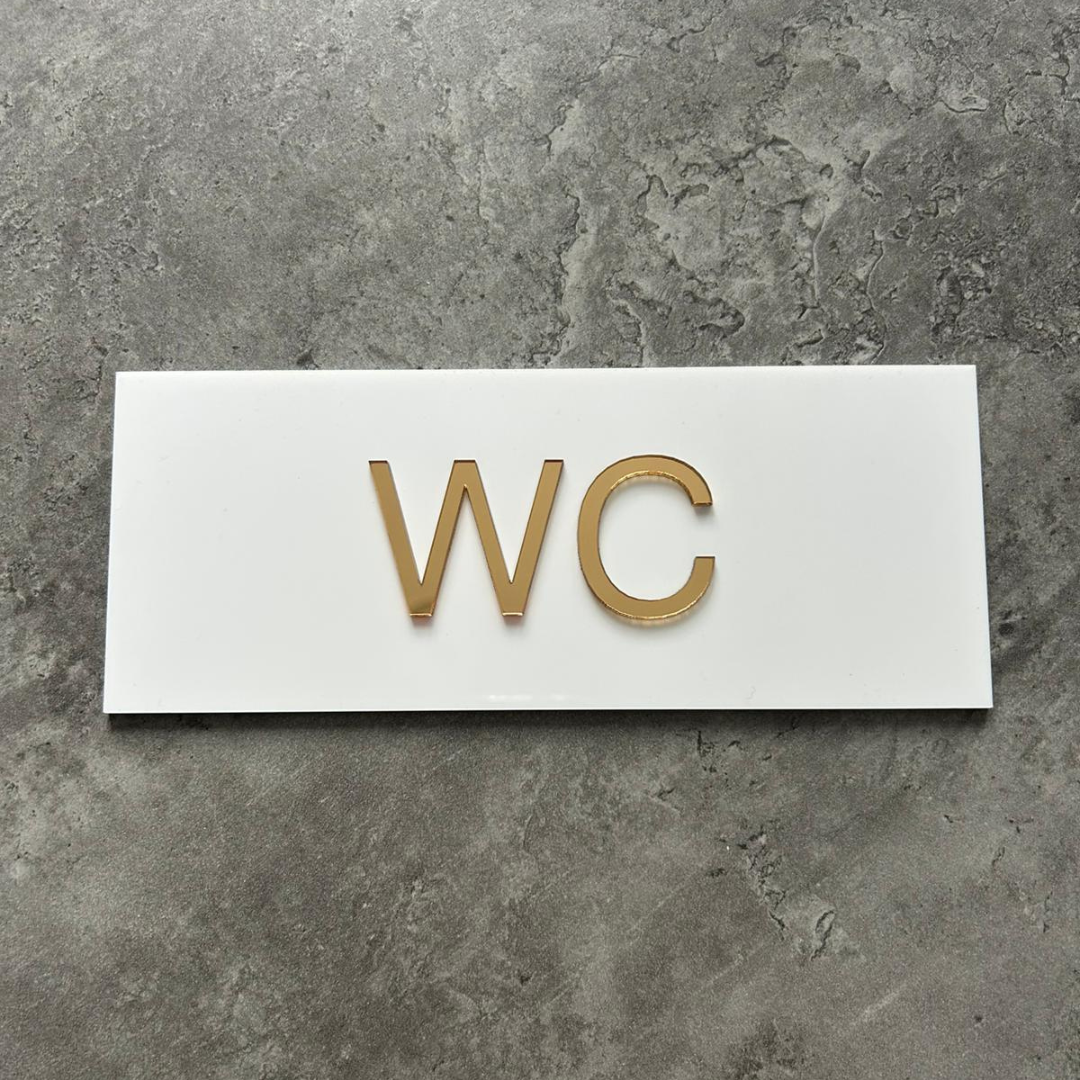 Tabliczka na drzwi WC – plexi biało-złota 25x10 cm