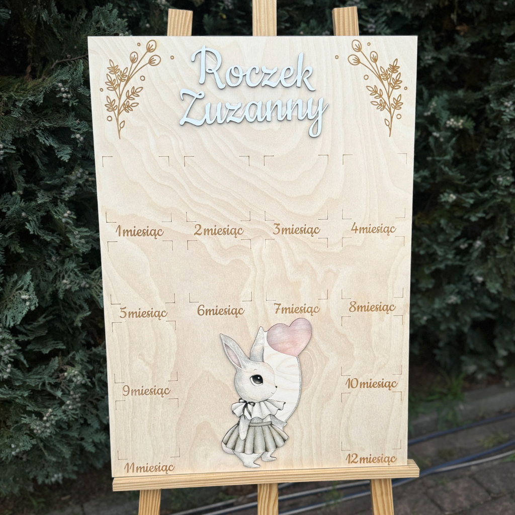 Drewniana tablica na roczek z imieniem i 12 miejscami na zdjęcia-królik/miś