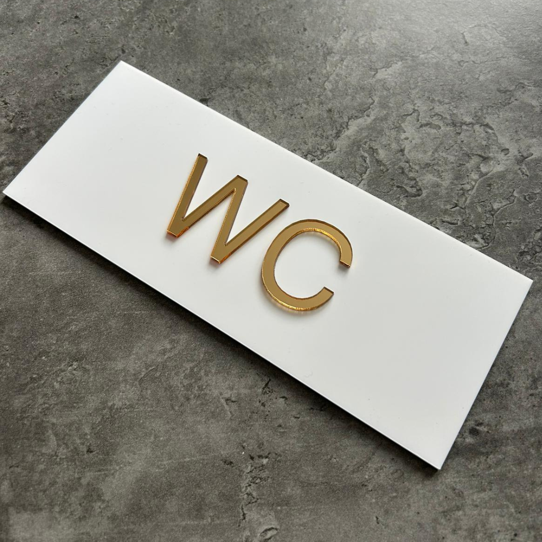 Tabliczka na drzwi WC – plexi biało-złota 25x10 cm